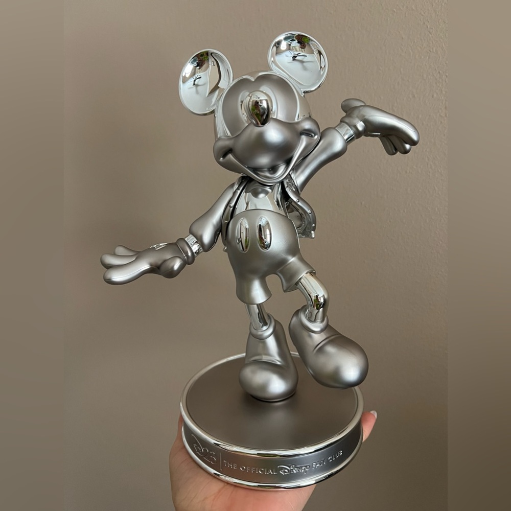 D23 Fan Club mickey mouse statue 2023